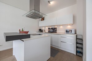 Refrigerador, microondas, horno y parrilla de estufa