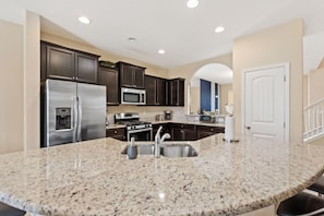 Villa, 5 Bedrooms | Private kitchen