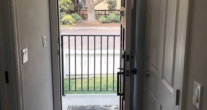 Guest Place in Pasadena w/ Private Entrance