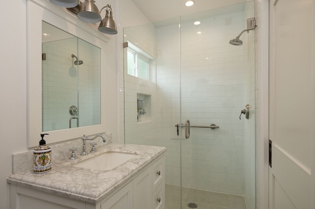 Shower, hair dryer, towels, soap. Guest Place in Pasadena w/ Private Entrance