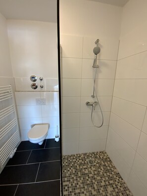 Comfort-Apartment | Badezimmer | Dusche, Handtücher