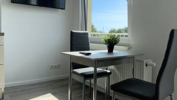 Comfort-Apartment | Essbereich im Zimmer