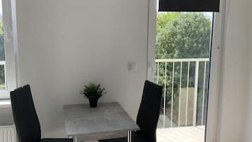Comfort-Apartment | Essbereich im Zimmer