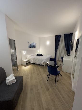 Premium bedding, down duvets, free minibar items, in-room safe. Hotel Smart Cruise