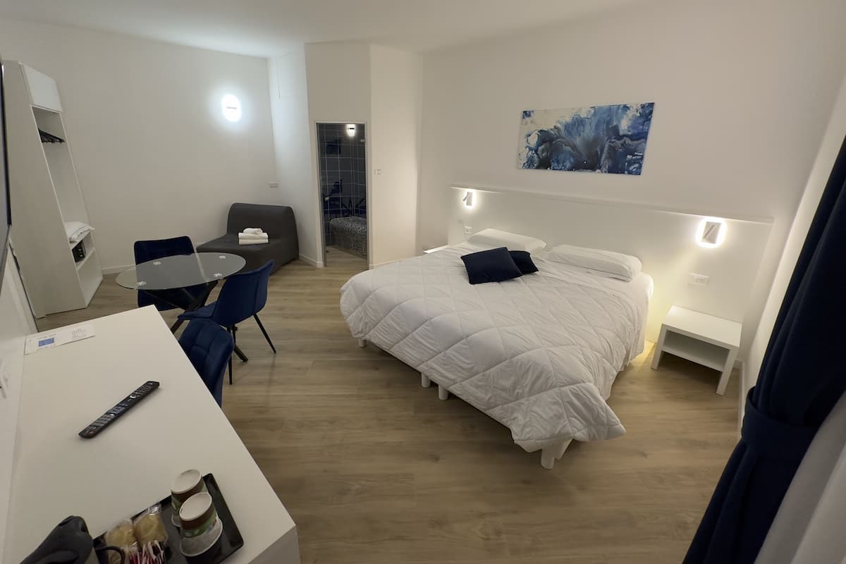 1 bedroom, premium bedding, down comforters, free minibar items