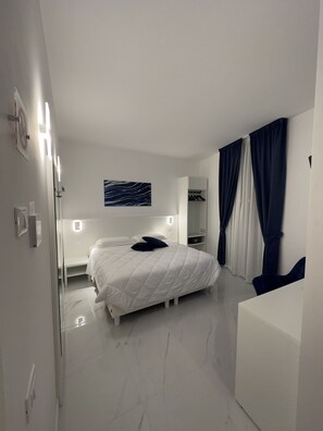 Kamar Double atau Twin Deluks | Seprai premium, selimut bulu angsa, isi minibar gratis, dan brankas