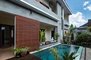 Outdoor pool - Central Ubud Modern Apartments and Private Kitchen (Kecamatan Ubud, Kabupaten Gianyar)