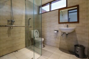 Shower, towels, soap, toilet paper - Central Ubud Modern Apartments and Private Kitchen (Kecamatan Ubud, Kabupaten Gianyar)