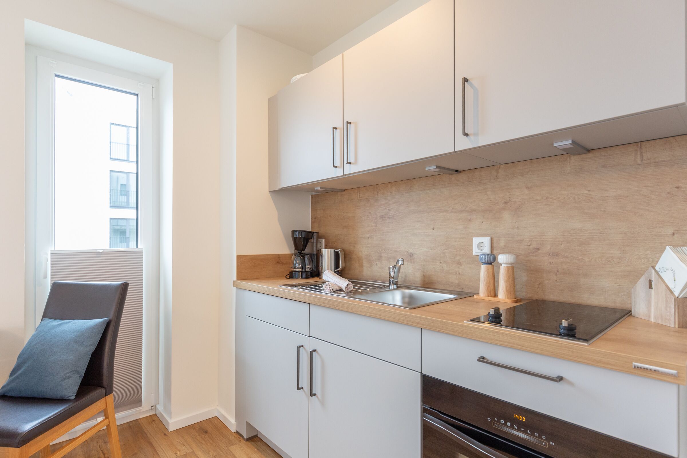 Jääkaappi, liesi, kahvin-/teenkeitin