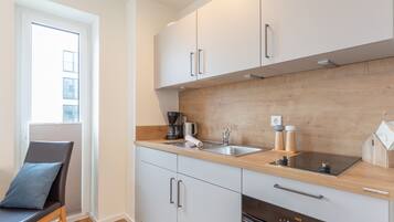 Kühlschrank, Herdplatte, Wasserkocher mit Kaffee-/Teezubehör