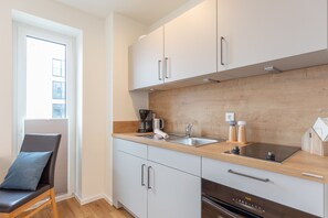 Kühlschrank, Herdplatte, Wasserkocher mit Kaffee-/Teezubehör