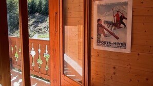 Une porte en bois sur laquelle est affichée une affiche faisant la promotion des sports d’hiver.