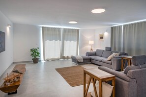 Smart TV, fireplace, DVD player, table football