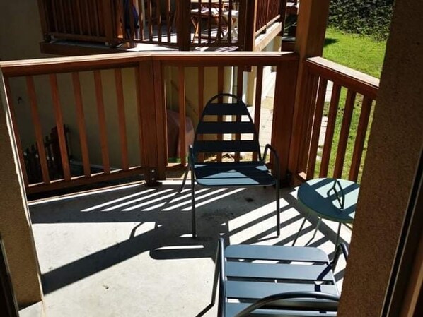 A wooden deck with a metal chair and a small table. - Duplex 4 rooms for 8 pers. South/East in Valloire with WiFi and parking (Valloire)