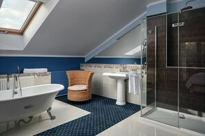 Deluxe Double Room, Balcony, Golf View | Bathroom | Hair dryer, towels, soap, shampoo - Golf & Spa Resort Kunětická Hora (Drítec)