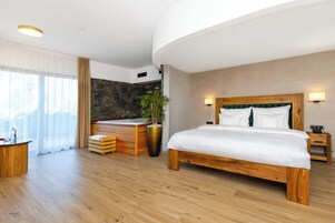 Suíte estúdio luxo, banheira de hidromassagem, vista para o campo de golfe | Frigobar, escrivaninha, quartos à prova de som, berços grátis