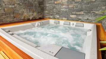 Deluxe-Studiosuite, Whirlpool, Blick auf den Golfplatz | Minibar, Schreibtisch, schallisolierte Zimmer, kostenlose Babybetten