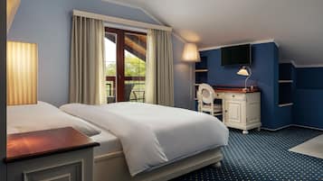 Deluxe Double Room, Balcony, Golf View | Minibar, desk, soundproofing, free cribs/infant beds