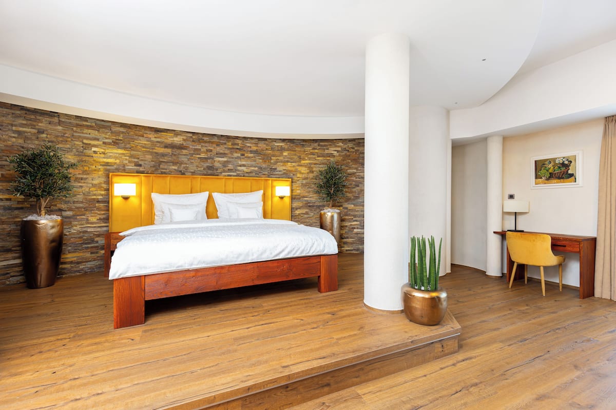 Suite monolocale Executive, sauna, vista campo da golf | Minibar, una scrivania, insonorizzazione