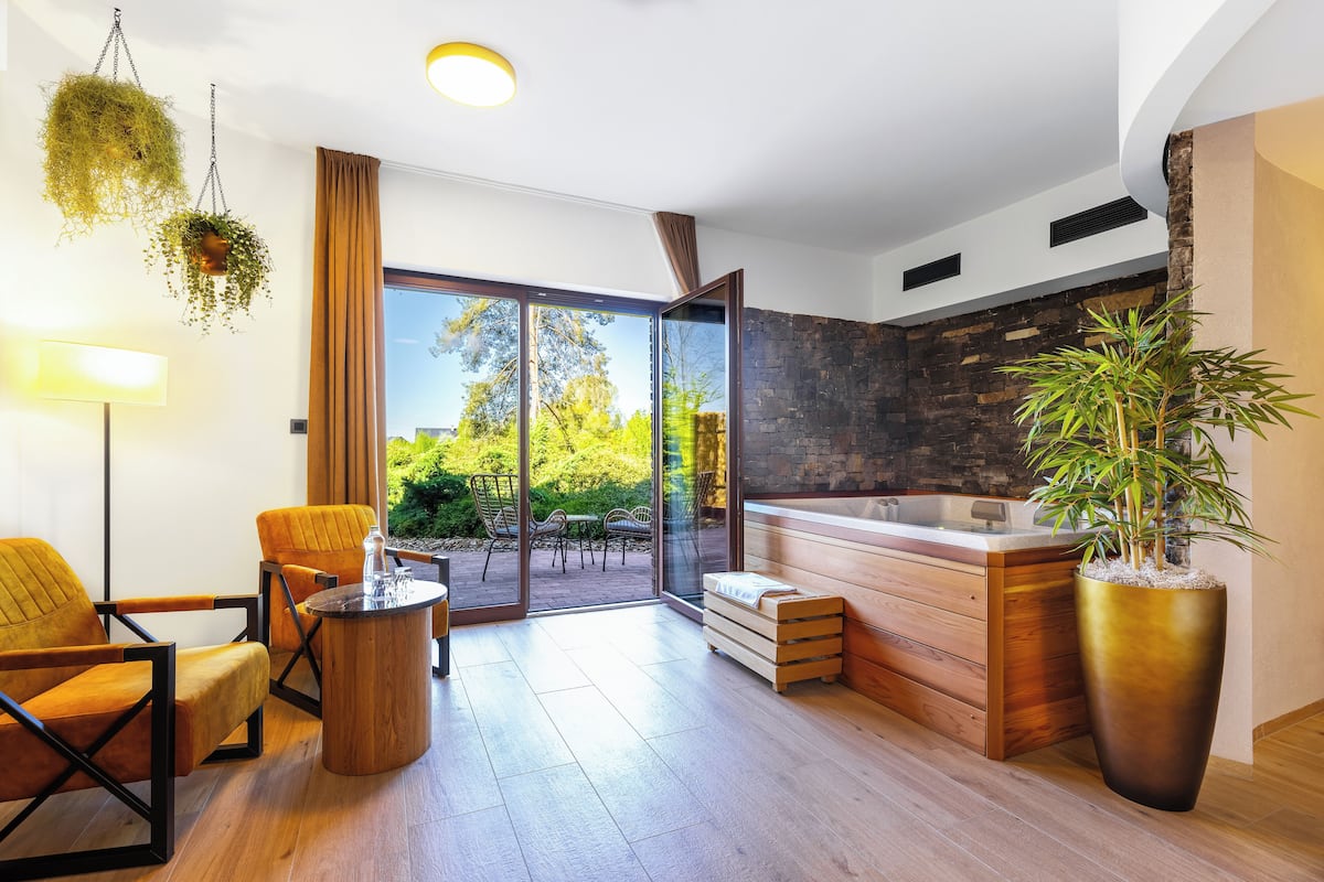 Suite monolocale Deluxe, idromassaggio, vista campo da golf | Minibar, una scrivania, insonorizzazione