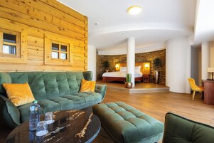 Suíte estúdio executiva, sauna seca, vista para o campo de golfe | Frigobar, escrivaninha, quartos à prova de som, berços grátis