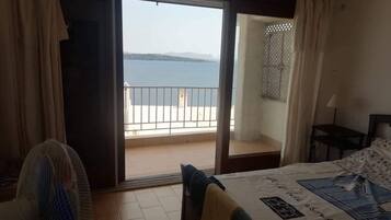 2 bedrooms, iron/ironing board, bed sheets