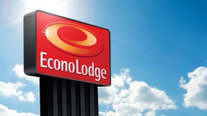 A sign for EconoLodge with a clear sky and clouds in the background. - Rodeway Inn Asheboro (Asheboro)