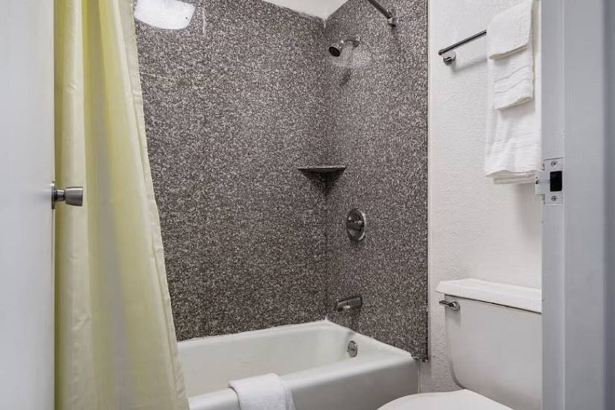 Kylpyhuone, jossa on kylpyamme, suihku ja wc.