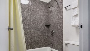 Un baño con bañera, ducha e inodoro.