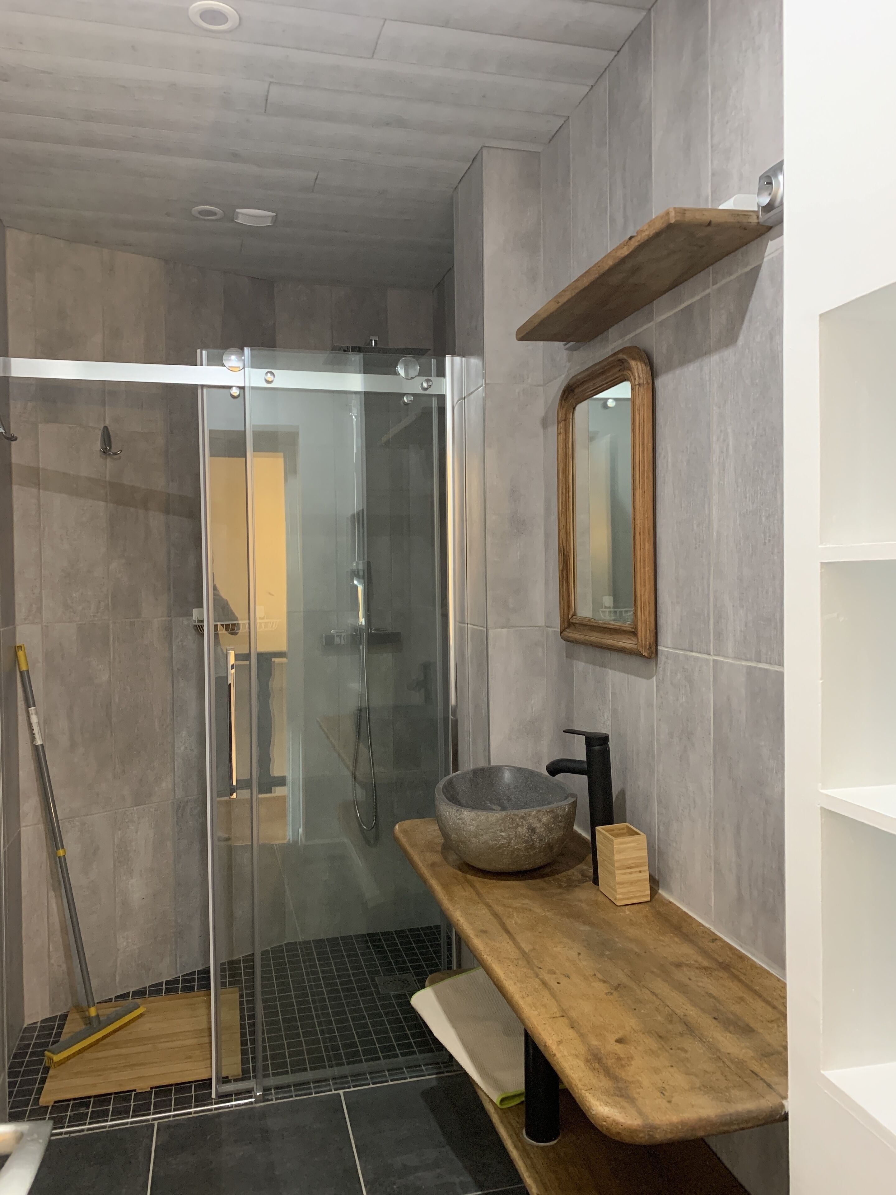 Douche, séchoir à cheveux, serviettes fournies, savon