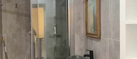 Regadera, secadora de cabello, toallas, jabón