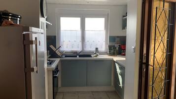 Kühlschrank, Mikrowelle, Ofen, Herdplatte