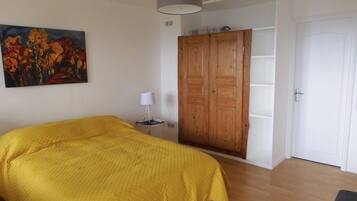 2 bedrooms, desk, iron/ironing board, travel crib