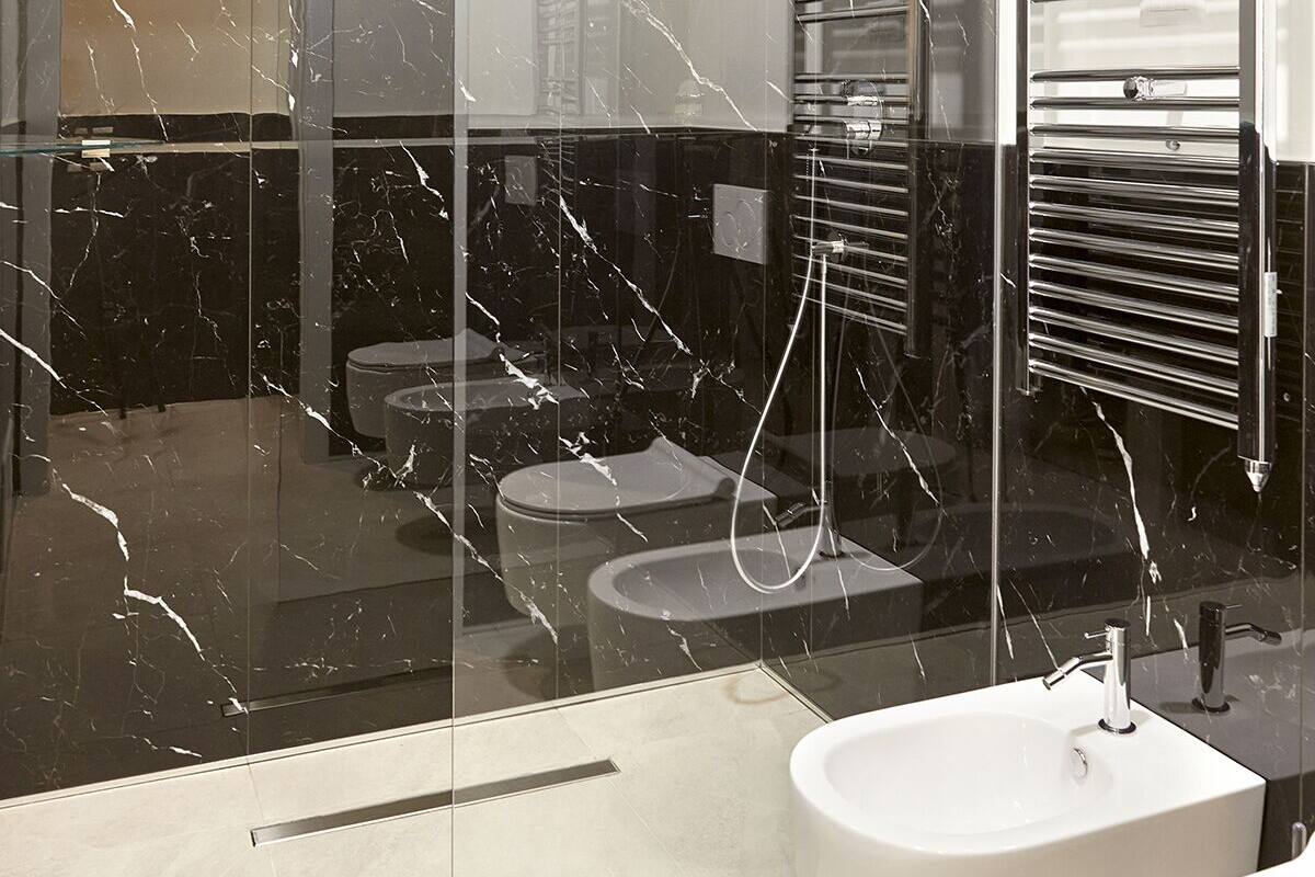 Standardzimmer | Badezimmer | Kostenlose Toilettenartikel, Haartrockner, Bademäntel, Bidet