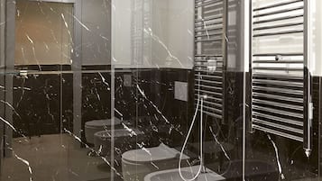 Standardzimmer | Badezimmer | Kostenlose Toilettenartikel, Haartrockner, Bademäntel, Bidet