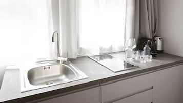 Standard Room | Private kitchen | Full-sized fridge, microwave, stovetop, electric kettle