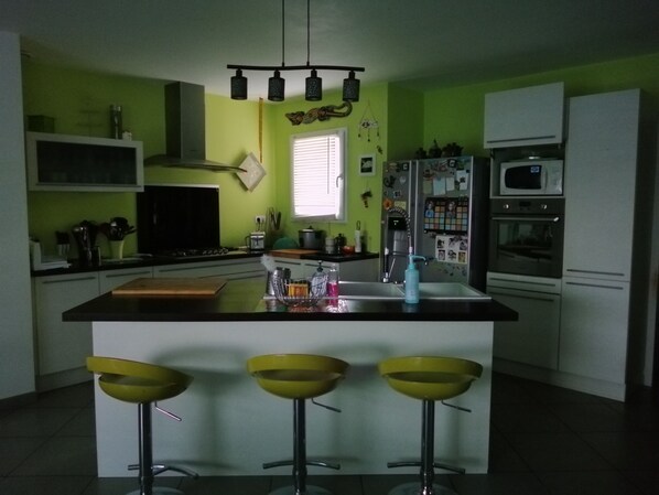 Réfrigérateur, micro-ondes, four, plaque de cuisson