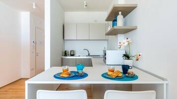 Mikrowelle, Herdplatte, Geschirrspüler, Toaster