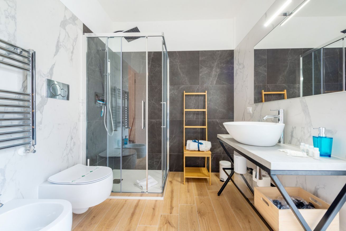 Doccia, asciugacapelli, bidet, asciugamani