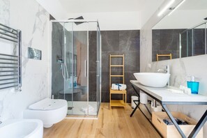 Dusche, Haartrockner, Bidet, Handtücher