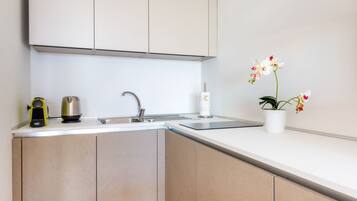 Micro-ondes, plaque de cuisson, lave-vaisselle, grille-pain