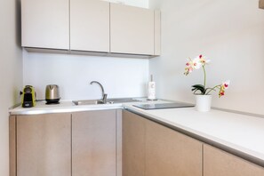 Micro-ondes, plaque de cuisson, lave-vaisselle, grille-pain