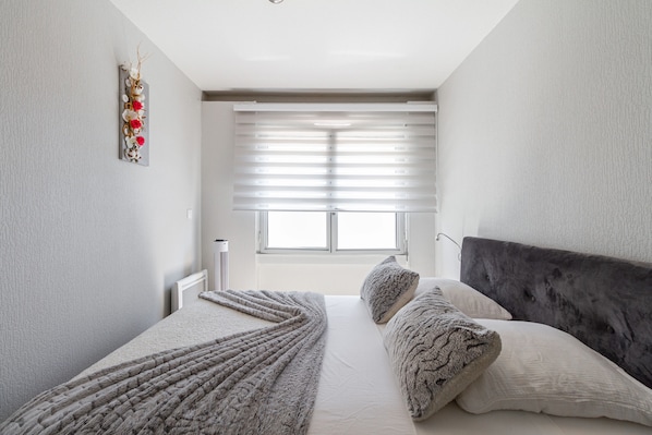 2 chambres, bureau, fer et planche à repasser, accès au Wi-Fi (inclus)