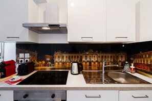 Een koelkast, een oven, een kookplaat, een vaatwasser