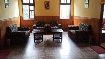 Deluxe Room | Living area | 32-inch LCD TV with satellite channels, TV