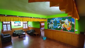 32-inch LCD TV with satellite channels, TV - Rufina Norling Zimkhang (Chungthang)