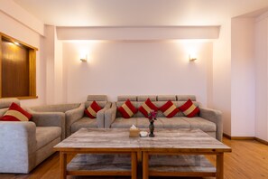 Suite | Living area - Holesung Resort (Mahadevsthan)