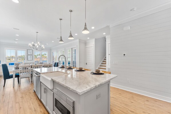 Jääkaappi, mikroaaltouuni, uuni, liesi