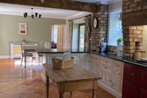 Casa | Cocina privada | Refrigerador, microondas, horno y parrilla de estufa 