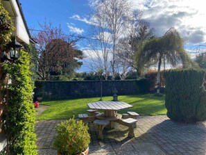 House | Outdoor dining - Countryside Home Located Just Outside Dublin City (Black Bull)